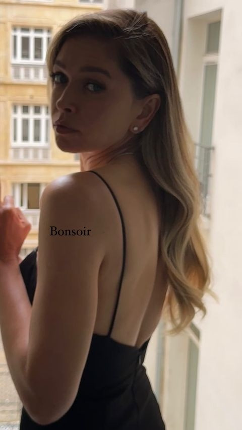 Вера Брежнева появилась в Париже и блеснула стройными ногами в сексапильном платье