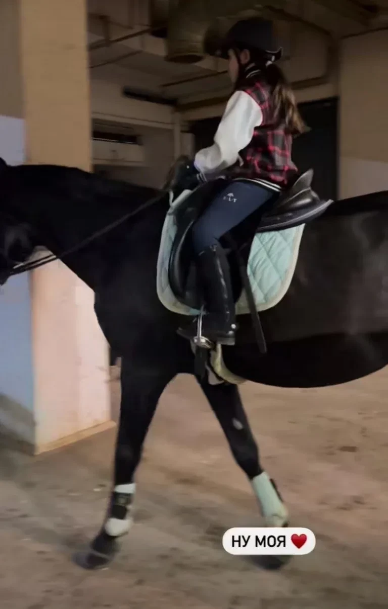 "Ну моя". Агата Муцениеце опубликовала видео с дочкой на фоне скандалов с Павлом Прилучным из-за детей