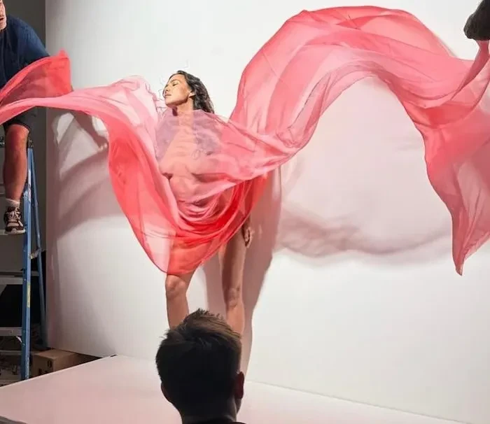 Ирина Шейк показала новые фото с "голой" съёмки для календаря Pirelli