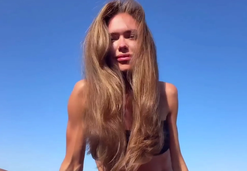 Стеша Маликова снялась в бикини на фоне критики "мужеподобной" фигуры и подозрений в анорексии