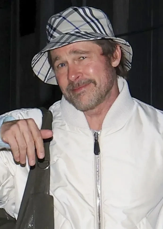 Брэда Питта и его возлюбленную Инес де Рамон засняли в Греции