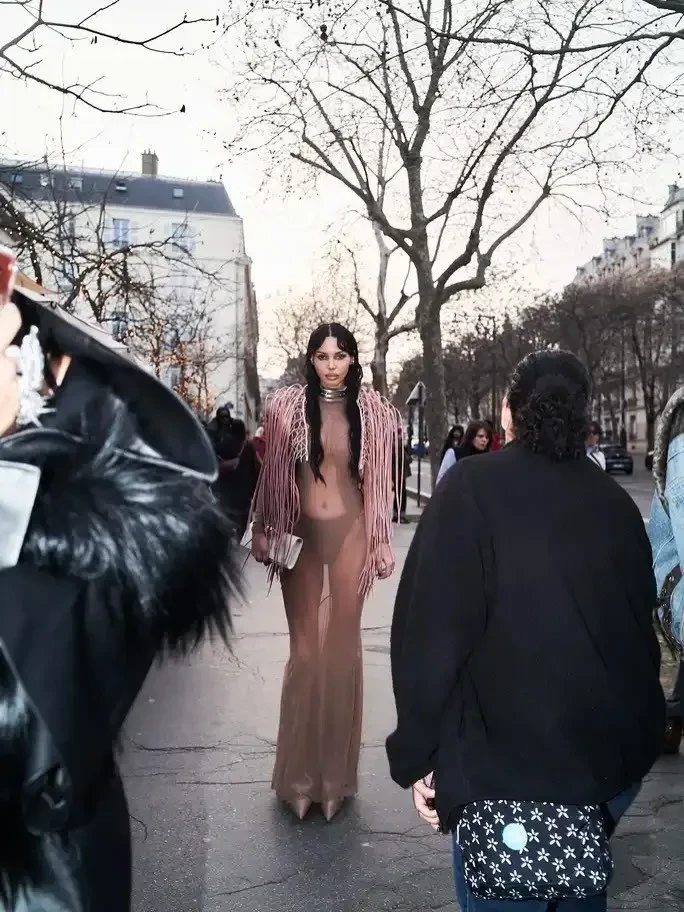 Оксана Самойлова выгуляла "голое" платье на Неделе моды в Париже