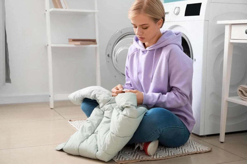 Почему возникают разводы на куртке после стирке или дождя: 20 эффективных способов их убрать